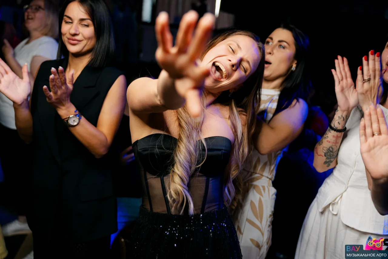 Гости поют и танцуют на Вау Музыкальном лото